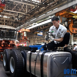 重卡组装流水线